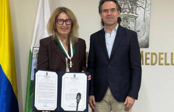 Luz María Sierra recibió la Orden al Mérito Cívico y Empresarial Gonzalo Mejía, categoría oro, por su trayectoria y aporte al periodismo. FOTO: EL COLOMBIANO. 