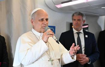 Rumbo a Angola, el papa León XIV agradeció la acogida en Camerún y aclaró que no busca debatir con Donald Trump: “No me interesa en absoluto”. FOTO: Vatican News.