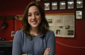 Hannah Natanson, reportera del Washington Post, ganó el Premio Pulitzer de Servicio Público tras un año marcado por el allanamiento del FBI a su casa en el marco de una investigación de filtraciones del gobierno federal. FOTO The Harvard Crimson