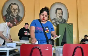 La votación comenzó a las 8:00 a. m., con la apertura de más de 40.000 mesas para sufragar, que funcionarán por 10 horas. FOTO: AFP.