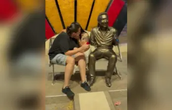 Una de las mujeres preparó la sorpresa con excusa de tomar una foto juntas al lado de la estatua. Imagen, captura de video. 