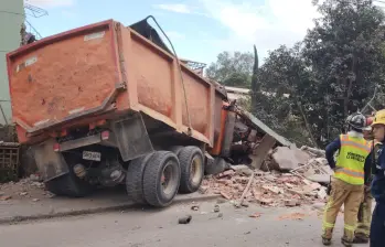 Volqueta estrellada. FOTO: Bombero La Estrella e Itagüí