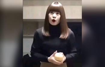 “Sister Hong”, el apodo con el que se hizo viral, pedía frutas, aceite o pescado a cambio de encuentros sexuales. Imagen, captura de video. 
