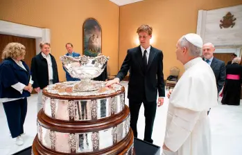 El Papa León XIV, en compañía de Jannik Sinner y sus padres en el Vaticano. FOTO TOMADA X@vaticannews_es