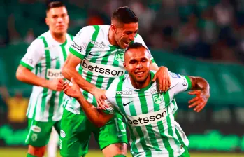 El festejo de la anotación de Andrés Sarmiento, que se convirtió en el 2-1 definitivo a favor de Nacional. FOTO MANUEL SALDARRIAGA