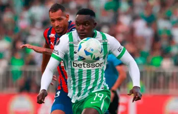 En la acción aparece Kevin Viveros, a quien le anularon un gol. FOTO MANUEL SALDARRIAGA