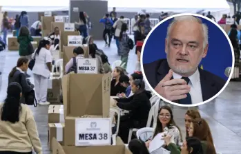El jefe de la delegación, Esteban González Pons, calificó el proceso como “ordenado, tranquilo y fluido”, destacando que el sistema manual y trazable del país ofrece plenas garantías democráticas. FOTO: Colprensa 