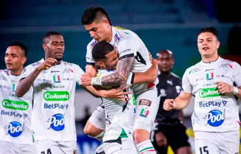Los dirigidos por Hernán Darío El Arriero Herrera celebran su paso a los octavos de final de la Copa Sudamericana. FOTO TOMADA X @oncecaldas
