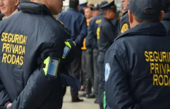 La tarifa para contratar una empresa de seguridad es de $14,3 millones al mes, según regulación de la supervigilancia, pero el recargo nocturno la hará subir $5 millones. FOTO: Colprensa