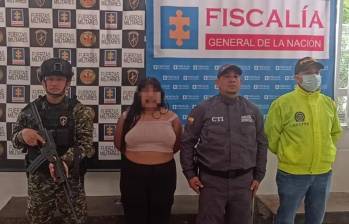 La mujer identificada como alias La Negra, de 22 años, es señalada de ser culpable de ofertar servicios sexuales con menores de edad a través de redes sociales en Bucaramanga. FOTO: FISCALÍA GENERAL DE LA NACIÓN