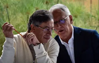 El presidente Gustavo Petro y el ministro de Salud, Guillermo Alfonso Jaramillo, quien fue uno de los ministros más estables de un gabinete que tuvo contantes remezones desde el 2023. FOTO: Colprensa