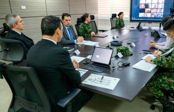 El ministro Pedro Sánchez y sus asesores, durante la reunión virtual con las familias de las víctimas del accidente del avión Hércules. FOTO: CORTESÍA MINISTERIO DE DEFENSA.