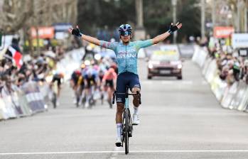 Harold Tejada y una imagen para el recuerdo tras ganar en la París-Niza. FOTO X-París-Niza