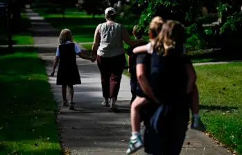 Quienes defienden esta clase, dicen que es una forma de responder a los tiroteos escolares, que son trágicamente frecuentes en Estados Unidos. FOTO: AFP