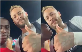 El atacante colombiano Edwin Mosquera sorprendió al astro brasileño Neymar al darle un beso en el cuello mientras grababa un video con su teléfono. FOTO: Tomada de redes sociales @shirrasco70 y @ramirez04043