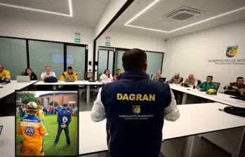 Adelante, simulacro en Medellín. Atrás, análisis de la situación en la Gobernación de Antioquia. FOTO: Cortesía Dagran y Alcaldía de Medellín