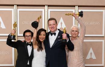 Jamie Lee Curtis, Ke Huy Quan y Michelle Yeoh se llevaron a casa sus respectivas estatuillas en la edición 95 de los premios Óscar por ‘Everything everwhere all at once’. (Cortesía Premios Óscar).