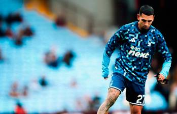 Daniel Muñoz calentando en Villa Park. FOTO: X NFFC