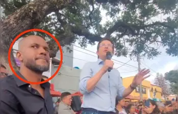 Víctor Mosquera es el edil de la localidad de Fontibón que estaba con el precandidato Miguel Uribe en el trágico 7 de junio. FOTO: Captura de video redes sociales