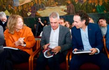 La directora de EL COLOMBIANO, Luz María Sierra, junto al gobernador de Antioquia, Andrés Julián Rendón, y el alcalde de Medellín, Federico Gutiérrez. FOTO: Tomada de X @FicoGutierrez