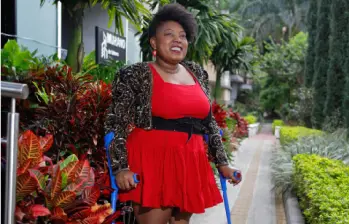 Chechy Murillo lidera talleres de macramé y crochet de la Fundación Moda y Flores. A través de este laboratorio creativo, la hoy Mujer Cafam 2026 promueve la salud mental y la autonomía económica de mujeres, cuidadores y personas con discapacidad. FOTO cortesía