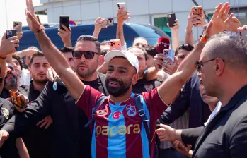 Salah en el aeropuerto de Estambul recibido por los aficionados del Trabzonspor. FOTO: X Trabzonspor