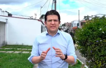 Miguel Uribe Turbay grabando el video minutos antes de ser atacado en el parque El Golfito del barrio Modelia, en Bogotá. FOTO: Captura de video