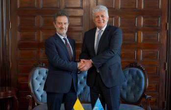 Una de las reuniones durante el primer mes del gobierno de De la Espriella fue entre el canciller Omar Bula (izquierda) con el jefe de la Misión de Verificación de la ONU, Miroslav Jenča. FOTO: Cancillería