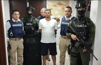 Autoridades ecuatorianas entregaron a alias Satanás a Migración Colombia para que cumpla con la justicia. 