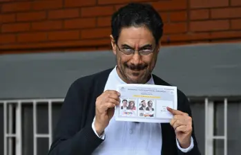 El candidato Iván Cepeda ya votó en la segunda vuelta presidencial. FOTO: AFP 