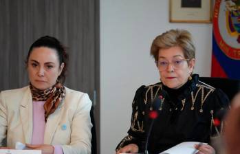 Piedad Urdinola, directora del Dane (izq.) y Gloria Inés Ramírez, ministra de Trabajo (der.), durante la presentación de los datos de productividad, claves en la discusión del salario mínimo 2025 en Colombia. FOTO CORTESÍA MINTRABAJO