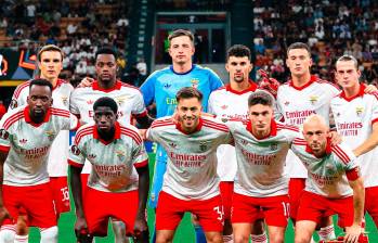 Jhon Jader Durán y sus compañeros en la foto oficial del compromiso ante Milan. FOTO: X SLBenfica