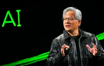 La expansión de la inteligencia artificial tendrá un costo físico: centros de datos, fábricas y redes que necesitarán trabajadores especializados. Jensen Huang anticipa una fuerte demanda por estos oficios. 