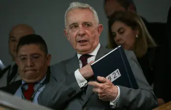 Álvaro Uribe Vélez hizo uso de su apelación de manera inmediata y argumentó que todo se trata de un “juicio político” en su contra, luego de conocer la condena de 12 años de prisión domiciliaria. FOTO: Colprensa
