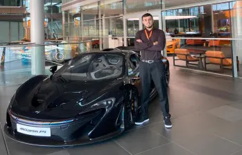 El ingeniero David Muñoz Parra junto a uno de los vehículos de lujo que fabrica la marca inglesa, una de las que compite en la Fórmula 1. FOTO: Cortesía.