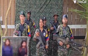 Adelante, las jóvenes retenidas por las Disidencias. Atrás, extracto del video donde confirmaban el secuestro de las niñas. FOTO: imagen tomada de redes sociales.
