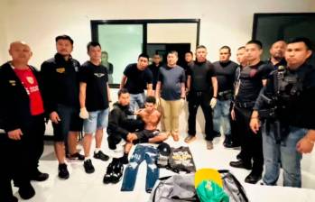 El ciudadano colombiano (en el piso) fue detenido en el aeropuerto de la isla de Phuket. FOTO: Cortesía Policía provincial de Phuket