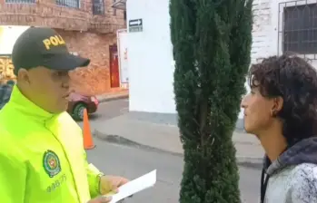 Un agente de Policía, al momento de la captura del señalado asesino. FOTO: Cortesía