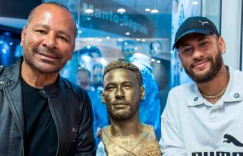 El futbolista brasileño Neymar posó con su padre junto al busto que le hicieron en el museo del Santos de Brasil. Foto: tomada del Instagram de @neymarjr