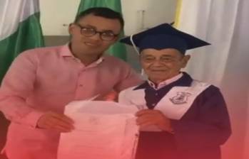 Don Octavio Alzate recibiendo su diploma de bachiller. FOTO: Imagen tomada del portal La Chiva de Urabá