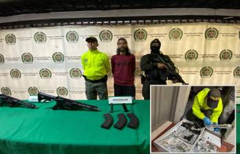 Adelante, las armas incautadas en Medellín. Atrás, el detenido junto el material recuperado por las autoridades. FOTOS: Cortesía