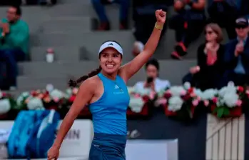 Camila Osorio celebra su triunfo. La colombiana avanzó a octavos de final en el WTA 250 en Marruecos. FOTO COLSANITAS