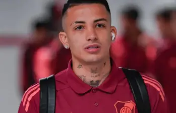 El futbolista colombiano Kevin Castaño llegó a River Plate como uno de los refuerzos más importantes de la temporada. FOTO: Tomada de X @RiverPlate
