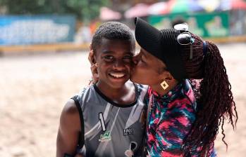 El pequeño Jeisson Villa junto a su mamá Ludy Bonilla en los festejos tras ganar el Babyvoleibol playa en la rama masculina. FOTO: Cortesía Corporación Los Paisitas