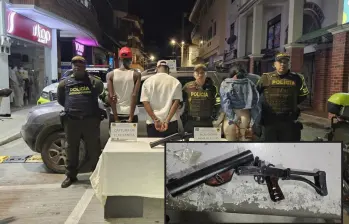 Los detenidos y el lanzagranadas incautado por parte de la Policía de Tránsito. FOTO: Cortesía