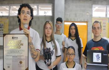 Adelante, el galardón obtenido. Atrás, los jóvenes inventores. FOTO: Imagen tomada de redes sociales