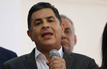 La denuncia contra el saliente alcalde de Cali fue presentada por el abogado Elmer Montaña, vocero del colectivo ciudadano Colombia. FOTO: COLPRENSA