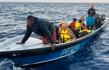17 migrantes fueron rescatados en alta mar por la Armada Colombiana. FOTO: Cortesía. 