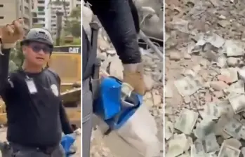 En los videos se observa como los uniformados tomaron billetes de 100 dólares de los escombros. FOTO: CAPTURA DE PANTALLA, VIDEO DE REDES.
