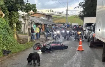 Imagen del lugar de los hechos donde quedó la moto de los delincuentes. FOTO: Cortesía